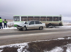 В Волгограде в ДТП дачного автобуса и Daewoo Nexia пострадал 20-летний парень