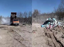 Дерзкий водитель КАМАЗа вывалил мусор прямо у подножия Мамаева кургана