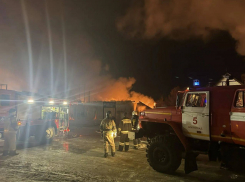 Открытый огонь ликвидировали на рынке Тулака в Волгограде — видео с места тушения