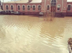 Вода затопила железнодорожную станцию на юге Волгограда