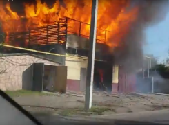 Семь автомобилей сгорели в крупном пожаре в автомастерской на западе Волгограда