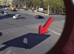 Битву наглецов устроили пешеход и джип на главном перекрестке Волгограда