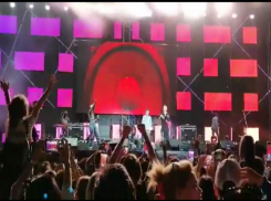 Во время выступления Милохина волгоградских детей закидали подарками