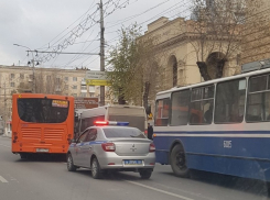 Маршрутка протаранила автобус в центре Волгограда