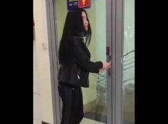 Волгоградка сняла на видео запертые двери запасного выхода в ТЦ