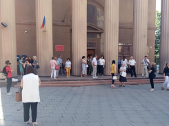 Эвакуацию из Волгоградского облсуда под звуки сирены сняли на видео