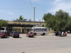 Двухлетняя девочка угодила под колеса Ford Focus на вокзале в Волгоградской области