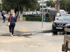 Затопленная коммунальщиками улица в Ворошиловском районе Волгограда попала на видео