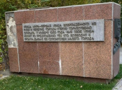 Чиновники признались, что памятный знак на улице Мира в Волгограде никому не нужен