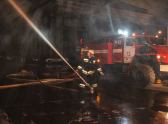 В центре Волгограда потушили пожар у элитной школы