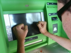 Раздетый волгоградец пытался разбить урной банкомат в Волжском