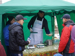 Депутат накормил волгоградцев свежевыпеченными блинчиками