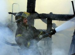 На западе Волгограда при пожаре погиб неизвестный