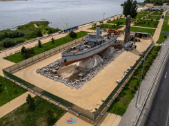 Разрушенную чашу бассейна у «Гасителя» показали с высоты в Волгограде