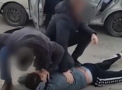 На видео попало, как волгоградские полицейские задержали мошенников
