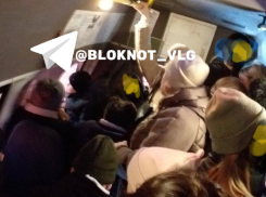Рекордное число пассажиров затолкнули в маршрутку в Волгограде