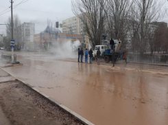 В Волжском на месте смертельного взрыва на теплосетях оставили две полосы