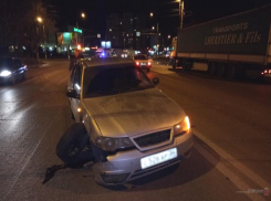 На видео попало, как водитель Daewoo Nexia катал своего пассажира на капоте в Волгограде и врезался в иномарку