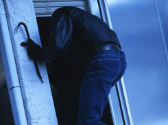 В Волжском преступник ограбил магазин автозапчастей