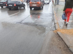 После публикации в «Блокноте Волгограда» яму на остановке «Фабрика «Царица» устранили