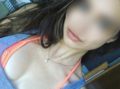 Красавица-волгоградка похвасталась отсутствием макияжа, выпятив вперед упругую грудь 