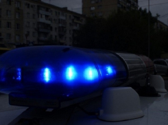 Renault Logan врезался в столб на юге Волгограда: водитель и пассажир в больнице