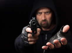 Под Волгоградом мужчина с пистолетом ограбил бывшую любовницу