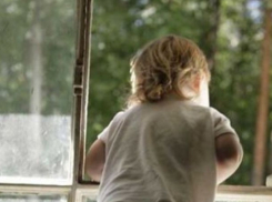 В Волгограде 2-летний малыш выпал с третьего этажа: состояние тяжелое