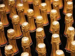 Через Волгоград пытались провезти почти 13 тысяч бутылок сомнительного шампанского