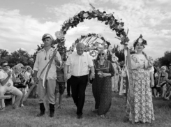 Супругу умершего от COVID-19 главы Камышинского района похоронят рядом с мужем