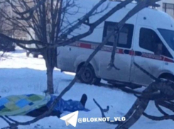 Накрыт простыней, дежурит скорая: труп нашли в поселке Горьковском в Волгограде