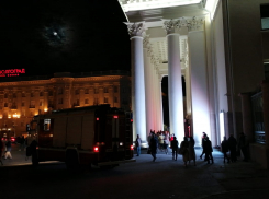 Волгоградцев вывели посреди спектакля из НЭТа и вызвали пожарных