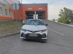 Брошенный на дороге лом пробил лобовое Toyota в Волгограде