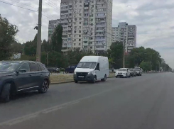 Стоят часами и толкают машины: что происходит на волгоградских заправках 6 сентября 