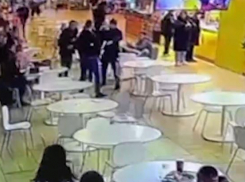 Жестокое избиение бойца СВО на фудкорте в Волгограде сняли на видео
