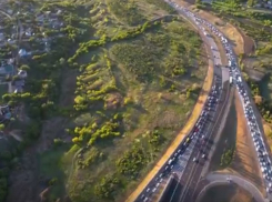 В Волгограде сняли на видео причину гигантских пробок на Мамаевом кургане