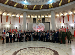 Отец отправился на СВО вслед за сыном: семьям погибших мобилизованных передали ордена в Волгограде