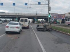 Такси с пассажиром перевернулось в массовом ДТП в Волгограде