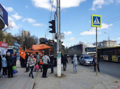 КамАЗ въехал на остановку «Авангард» в Волгограде из-за тройного ДТП