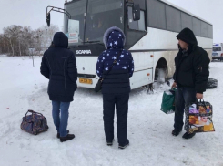 Около 20 пассажиров автобуса Москва-Волгоград едва не замерзли на заснеженной трассе в Воронежской области 
