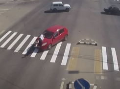 В центре Волгограда водитель «прокатила» на капоте 72-летнюю пенсионерку: видео ДТП