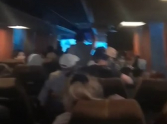 «Всю дорогу боялась, что кто-то умрет»: дикая давка в автобусе Волгоград-Дербент попала на видео