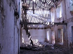 Под Волгоградом 8 семей уже 20 лет живут в сгоревшем доме