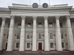 Волгоградские чиновники продали три автомобиля по цене 52 туалетных ершиков