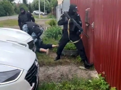 Лицом в землю уложили Росгвардейцы банду «банкиров» из Волгограда