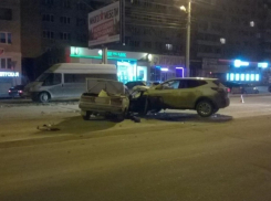 В центре Волгограда столкнулись Nissan и ВАЗ-2107, есть пострадавшие 