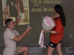 Волгоградец сделал предложение своей девушке прямо на выставке в музее Машкова