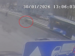 В реанимации спасают попавшую под трамвай волгоградку