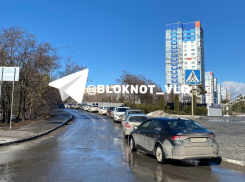 Халявщики заполнили проезды вокруг ставшей платной парковки у «Европа Сити Молл» в Волгограде