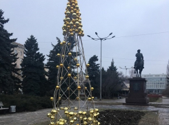 Нищие горожане разворовали золотую елку в центре Волгограда